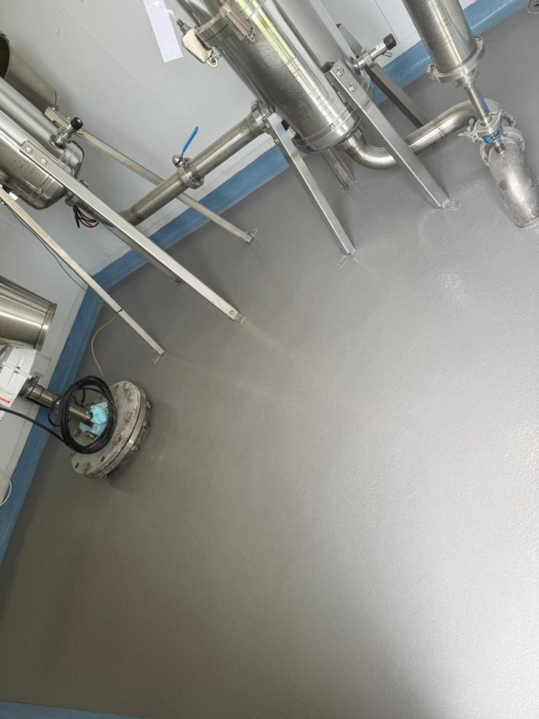 Seamless Pumadur RT floor around live pipework