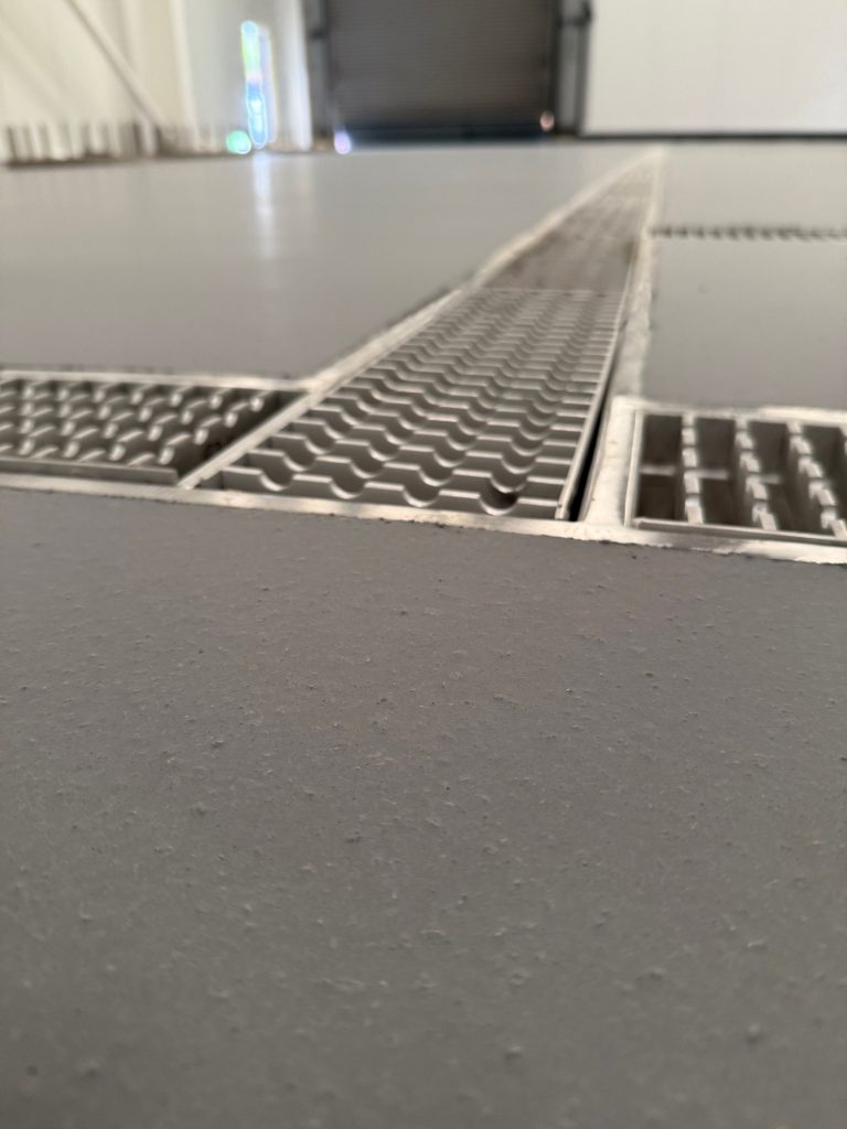 Stainless steel drainage channel set into the Pumadur HF floor