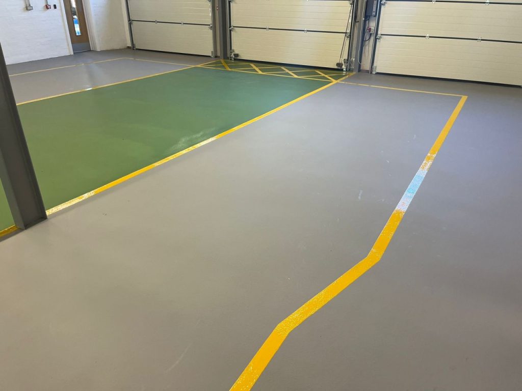 Mid Grey and Green Pumadur RT floor with Safety Yellow walkway