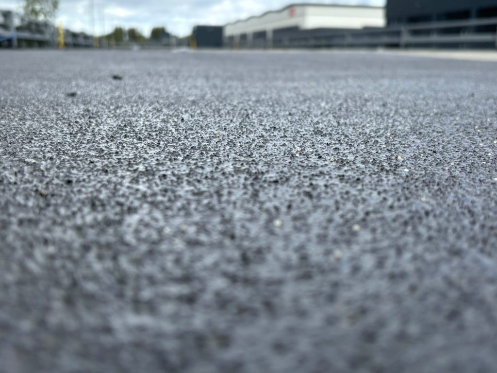 Close-up of the slip-resistant Deckmaster System R finish